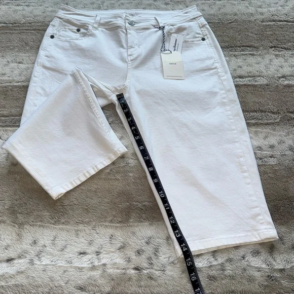 NWT TOMMY BAHAMA Women’s Afton Clam Digger Shorts in White Size 10